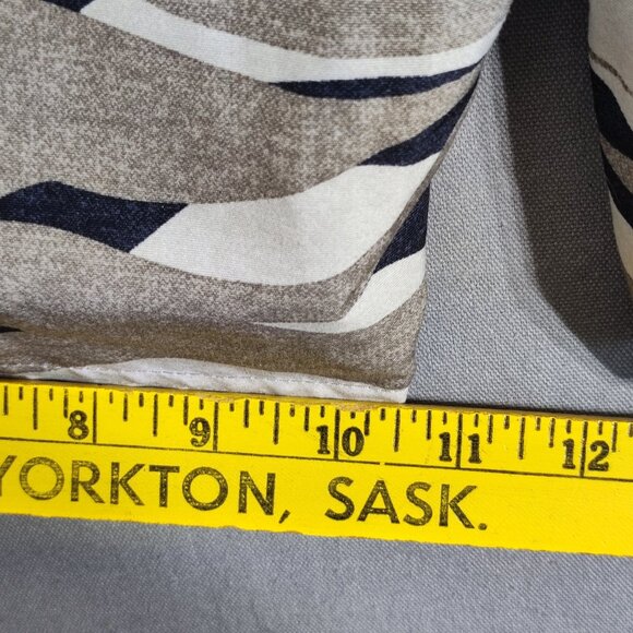 Under Armour board shorts men's sz 30 grey colour wave pattern summer swim wear - Picture 12 of 12